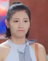 Cô Bé Kiêu Kỳ Đọ Sức